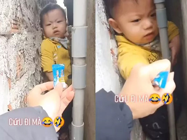Con mắc kẹt, mẹ nhanh như chớp giải cứu đơn giản mà cực hiệu quả