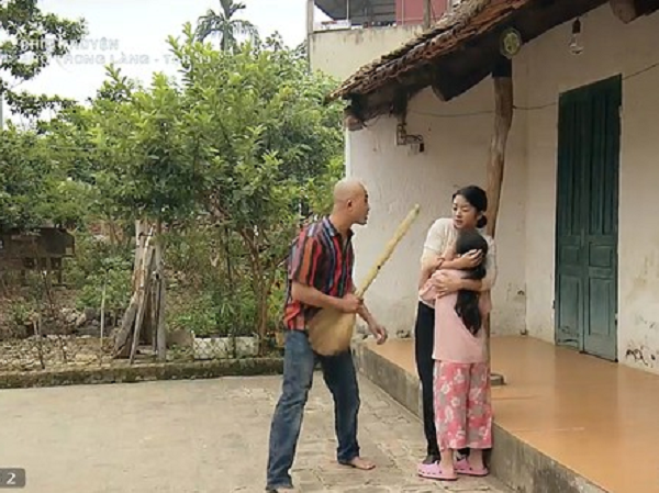 Phố trong làng tập 39: Không chịu nổi cảnh bố đánh mẹ, bé Tình bỏ nhà đi khiến cả làng náo loạn