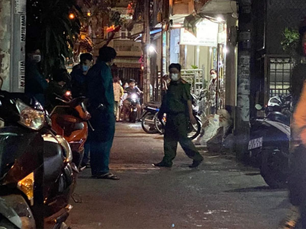 'Nghịch tử' nghi đâm người cha ngã gục tại nhà