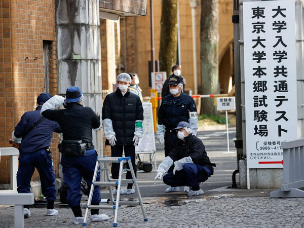 Tấn công dao trước cổng đại học Tokyo - Nhật Bản