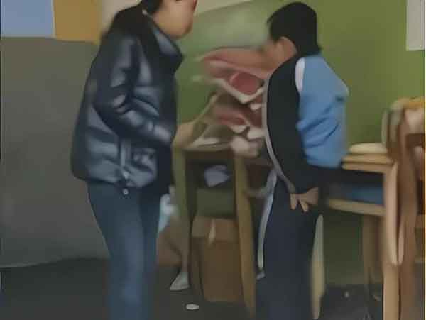 Phẫn nộ với hành vi kéo cả lớp tụt quần đánh học sinh của giáo viên Tiểu học: Loại người này có thể làm giáo viên được sao?