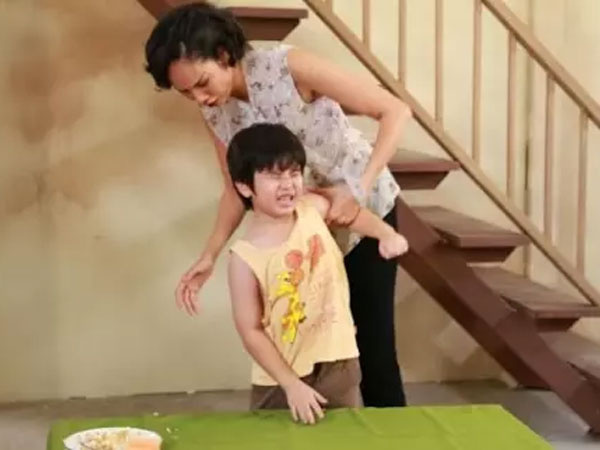 Chứng kiến mẹ kế tát cháu đỏ má, tôi mắng: 'Bà không có tư cách'