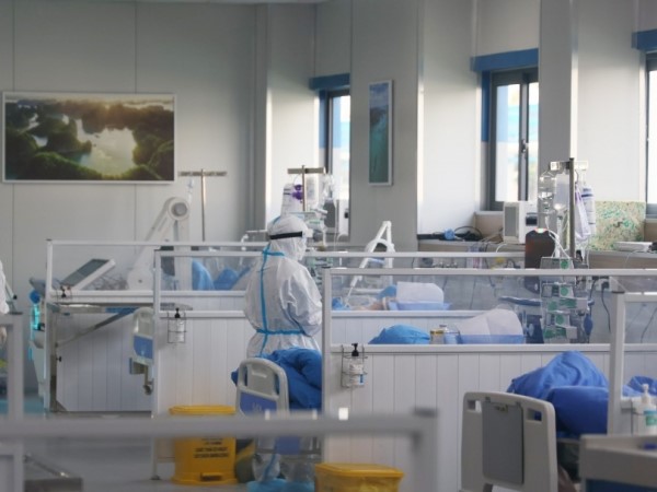 Nhân viên y tế không kể ngày đêm chăm sóc F0 tại BV tuyến cuối ở Hà Nội