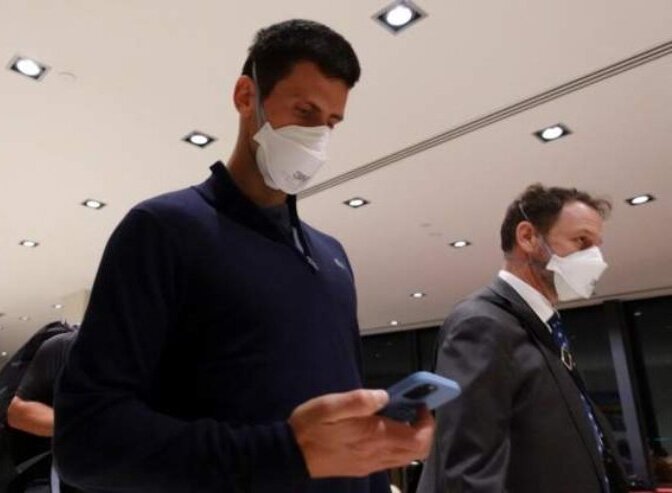 Djokovic buồn bã lên máy bay rời Australia