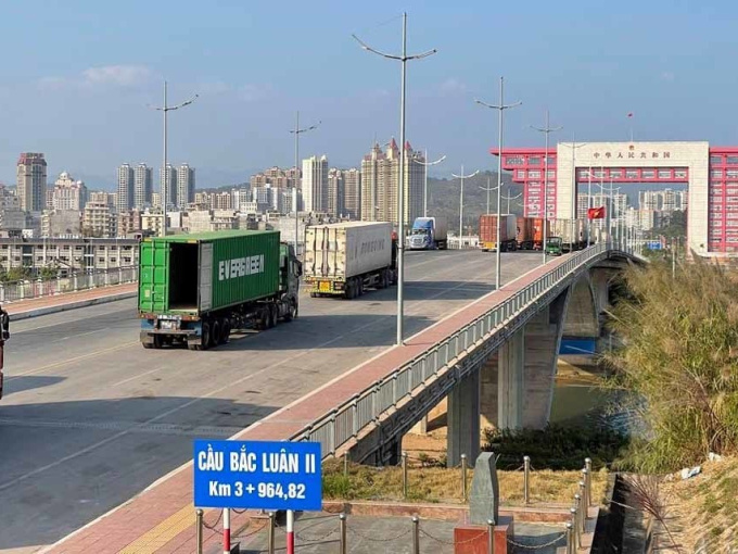 Móng Cái dừng tiếp nhận xe chở hoa quả, thuỷ sản đông lạnh