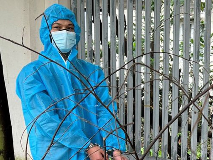 Hà Nội: Thanh niên mắc Covid-19 cầm dao xông vào nhà 3 mẹ con, dõng dạc tuyên bố 'Chị bình tĩnh, em là cướp đây'