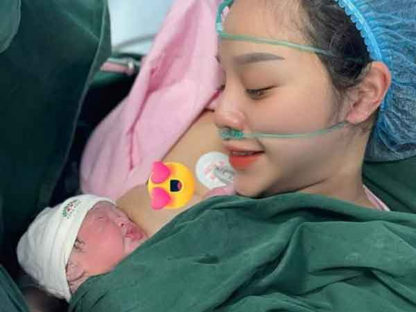 Vợ trung vệ Bùi Tiến Dũng nhiễm Covid-19 sau khi sinh con thứ hai được nửa tháng