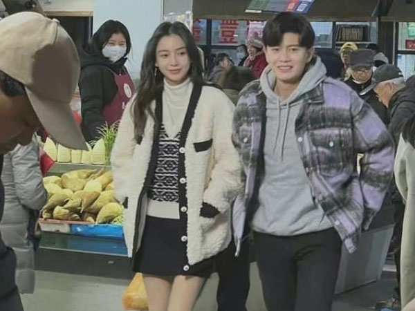 Vừa lộ ảnh tình tứ khi đi quay với Nhậm Gia Luân, Angelababy lại cho thấy một chi tiết 'tố cáo' trạng thái mối quan hệ với ông xã Huỳnh Hiểu Minh