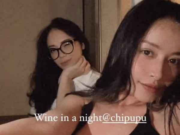 Chi Pu và con dâu tương lai nhà tỷ phú Johnathan Hạnh Nguyễn chung khung hình, ai xinh hơn?