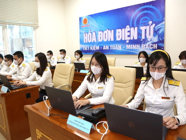 Thức xuyên đêm xuất hóa đơn: Sếp cùng kế toán hoang mang, lo kiệt sức