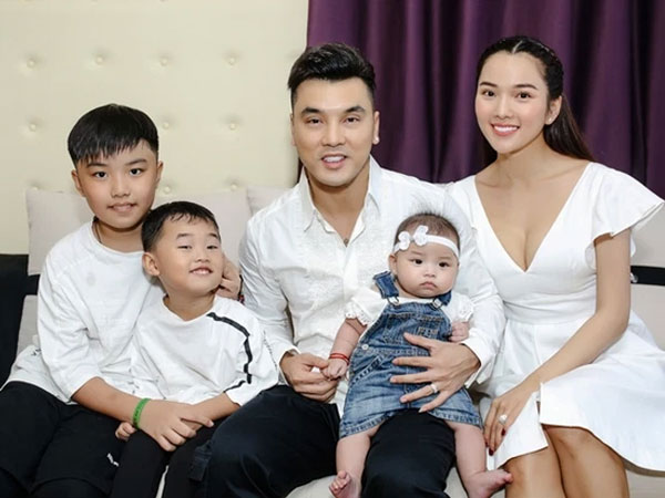 Bà xã Ưng Hoàng Phúc tiết lộ về mối quan hệ giữa nam ca sĩ và con trai riêng của vợ, suốt 9 năm qua vẫn luôn duy trì 1 điều