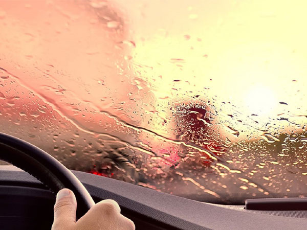 Xử lý như thế nào khi xe ôtô bị mờ kính, nhòe gương khi đi trời mưa?