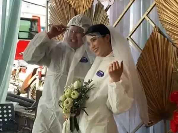 Đám cưới mùa Covid, cô dâu chú rể mặc 'full' áo giáp bảo hộ