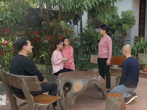 Phố trong làng' tập 42, Mến quỳ gối xin vợ con tha thứ