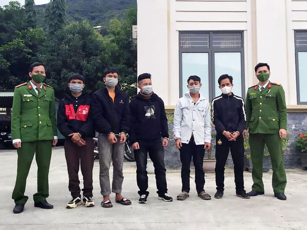 Trèo qua tường vào khu cách ly Covid-19 thăm bạn gái, đánh công an bị thương