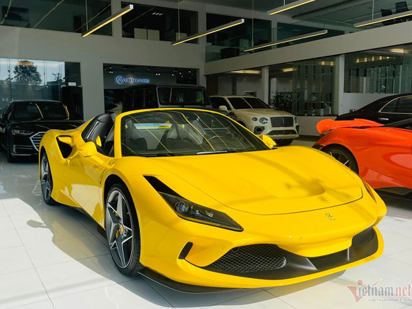 Siêu xe mui trần Ferrari F8 Spider thứ 4 về Việt Nam đón Tết