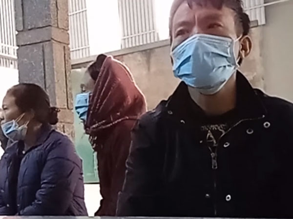 Bố ruột bé gái 3 tuổi bị đinh găm vào sọ: 'Tại sao con tôi bị như thế? Có ai muốn sát hại con tôi không?'