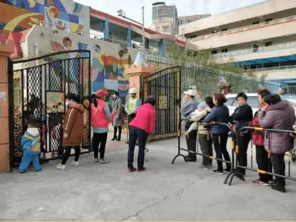Ở nhà đợi mãi mới thấy chồng đón con đi học về, nhưng vừa nhìn mặt con, mẹ tức suýt nhồi máu cơ tim: Không lẽ lại bỏ quách chồng?!