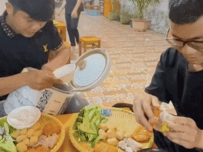 Vào quán bún đậu chỉ gọi đậu không gọi bún, 2 khách hàng có loạt hành động khiến dân tình 'cạn lời', chủ quán thấy chắc cũng đành bất lực