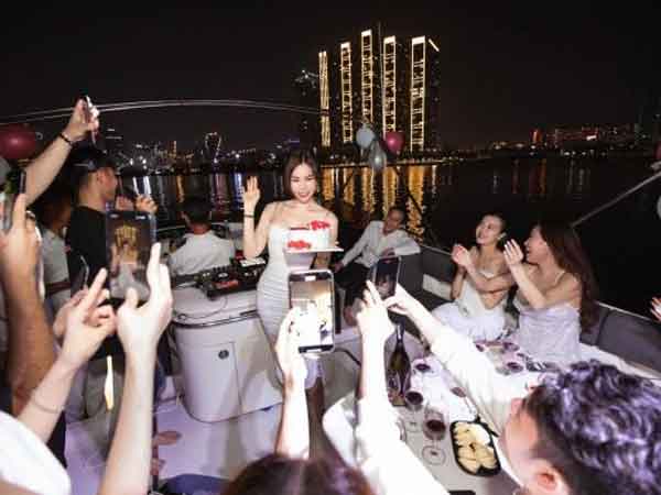 Con dâu tỷ phú Hoàng Kiều tổ chức tiệc sinh nhật hoành tráng trên du thuyền