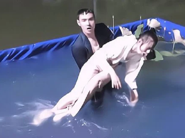 Đóng cặp với bạn trai cũ hơn 16 tuổi, mỹ nhân 9X nhăn mặt vì bị ve vãn dưới nước, nghi vấn có 'phản ứng sinh lý'
