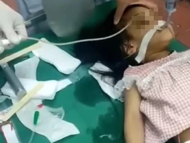 Xót xa clip nghi là bé gái 3 tuổi ở Hà Nội khi cấp cứu tại BV Nhi cách đây 3 tháng, cơ thể gầy gò nồng nặc mùi thuốc trừ sâu