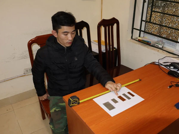 Toàn bộ hành vi man rợ của gã nhân tình bạo hành bé 3 tuổi: Từ pha thuốc diệt cỏ đầu độc, nhét đinh vít vào miệng đến đánh gãy tay rồi đóng đinh vào đầu