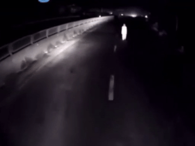 Clip: Chạy xe giữa đêm tối, tài xế 'lạnh sống lưng' khi thấy bóng trắng lững thững giữa đường
