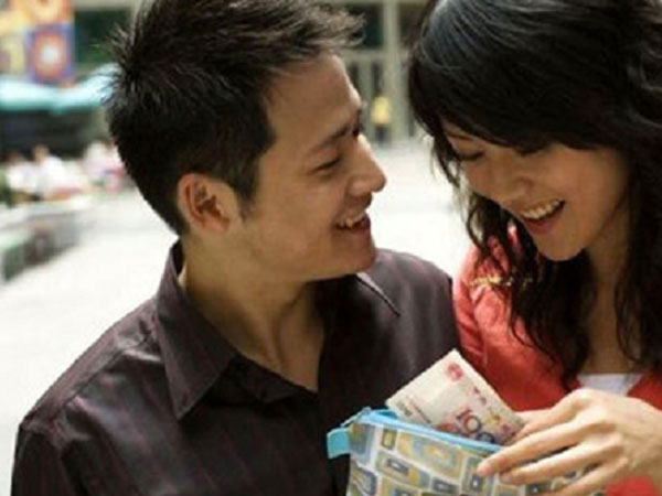 'Chồng nhà người ta' thưởng tết cho vợ vì 'hết lòng với anh và con'