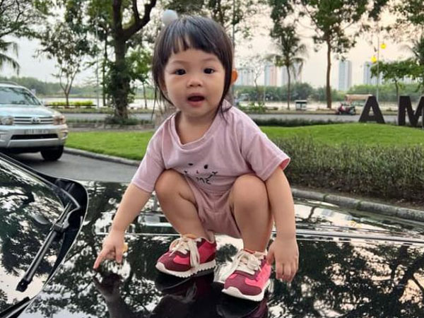 Con gái Cường Đô La leo hẳn lên xế sang chụp ảnh nhưng gây lo lắng vì một chi tiết