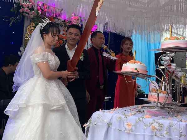 Choáng với màn cắt bánh kem bá đạo bằng ‘đồ long đao’ siêu to khổng lồ, dân mạng đùa vui: ‘Chú rể cứ coi chừng’!