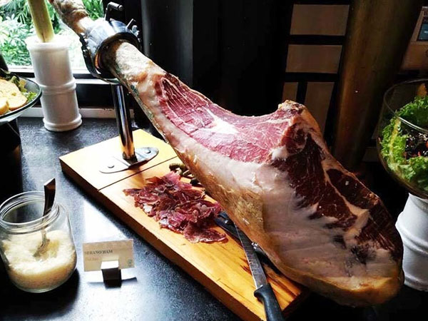 Mệnh danh 'ngon nhất thế giới', đùi heo muối đổ chợ Tết rẻ chưa từng có