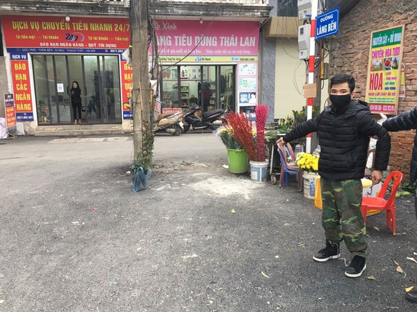 Ảnh: Thực nghiệm hiện trường vụ nhân tình của mẹ đóng đinh vào đầu bé gái 3 tuổi