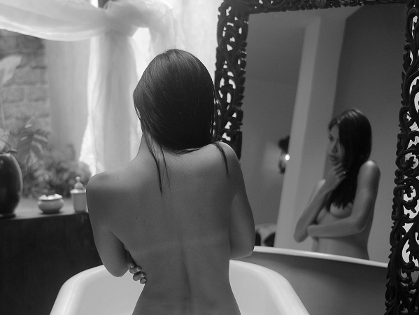 Minh Tú gây sốc khi để lộ ngực trong phim 18+ tràn ngập cảnh nóng trần trụi