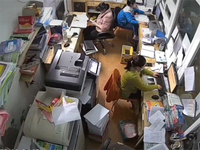 Đang làm việc thì điện thoại bốc cháy, người phụ nữ có pha xử lý khiến ai cũng trầm trồ