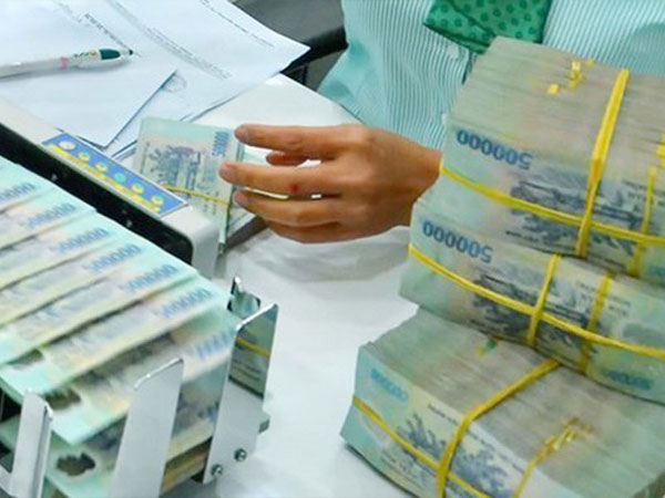 Lãi suất tiết kiệm tăng mạnh, ngân hàng tuyên bố 'hết cửa' giảm lãi vay