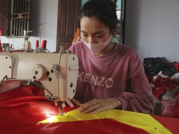 Người dân 'làng làm cờ Tổ quốc' thức thâu đêm sản xuất phục vụ Tết Nguyên đán