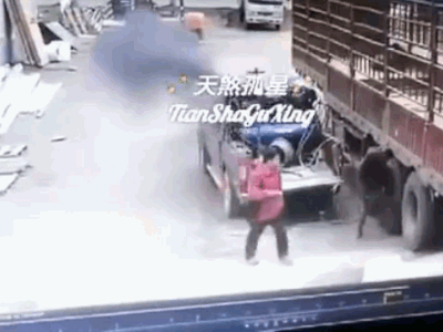 Clip: Lốp ô tô phát nổ kinh hoàng, hất văng người thợ sửa chữa