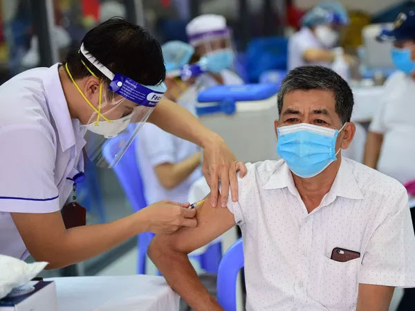 Tiêm liều thứ 3 vắc-xin Moderna bằng nửa liều cơ bản