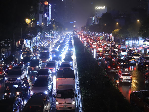Người Hà Nội di chuyển khó khăn trong mưa gió mịt mờ