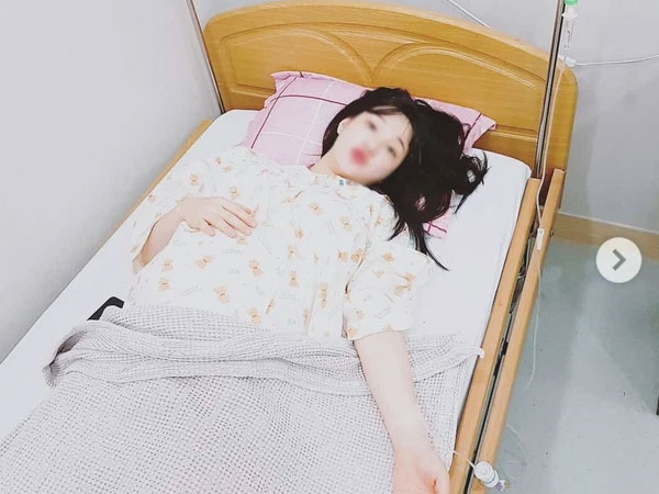 Nữ sinh 15 tuổi có cột sống cong hình chữ S, tay dài tay ngắn, chân không bằng nhau vì thói quen hàng ngày của nhiều bạn trẻ
