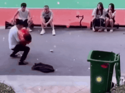 Chú rể ném thẳng cô dâu vào thùng rác khi tiệc cưới vừa tàn, biết lý do nhiều người còn ủng hộ
