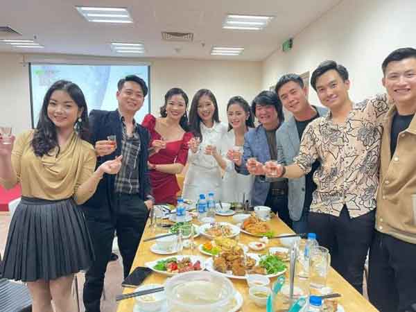 Dàn diễn viên phim 'Phố trong làng' liên hoan đóng máy, nữ chính không quên nhắn: 'Mong quý vị khán giả giơ cao đánh khẽ'