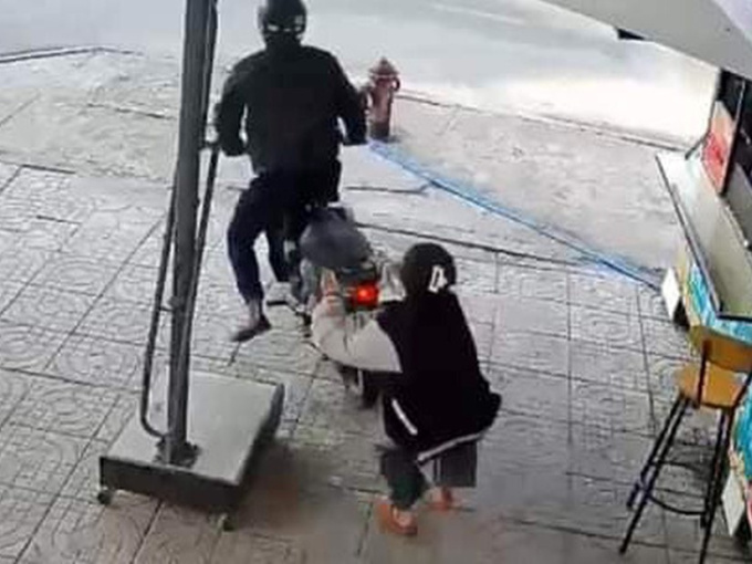 Cô gái nhỏ nhắn giằng co với 4 tên trộm xe máy, cái kết ngoạn mục khiến ai cũng nể