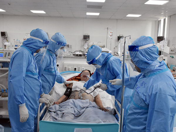 Sản phụ 19 tuổi mắc Covid-19 ngưng tim nguy kịch được cứu sống