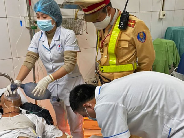Cứu kịp thời tài xế bất tỉnh trong ôtô đỗ trên cao tốc