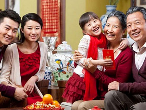 Chồng biếu tiền tết bên nội, bên ngoại chỉ quà bánh sơ sài