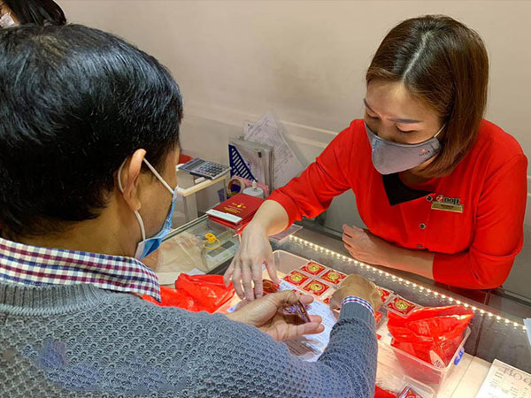Vàng lên lại đỉnh 62 triệu, tiền thưởng Tết đừng vội dồn vào rủi ro