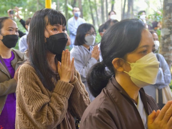 Nhiều Phật tử bật khóc trong lễ nhập kim quan Thiền sư Thích Nhất Hạnh