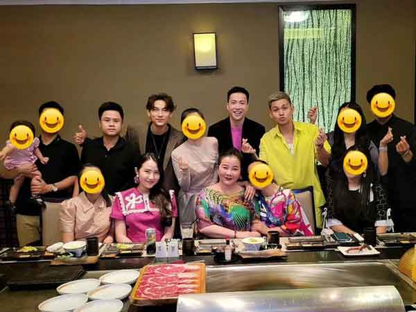 Vợ chồng Phan Thành hiếm hoi lộ diện bên mẹ vợ quyền lực nhưng nhan sắc của Primmy Trương mới đáng chú ý